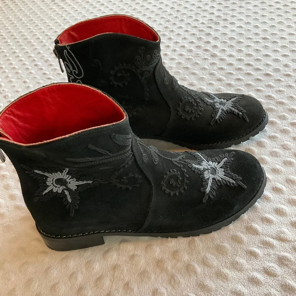 Artemis Design Co Ankle Boots Size 38 Women Black Suede Embroidered Red Lining‎